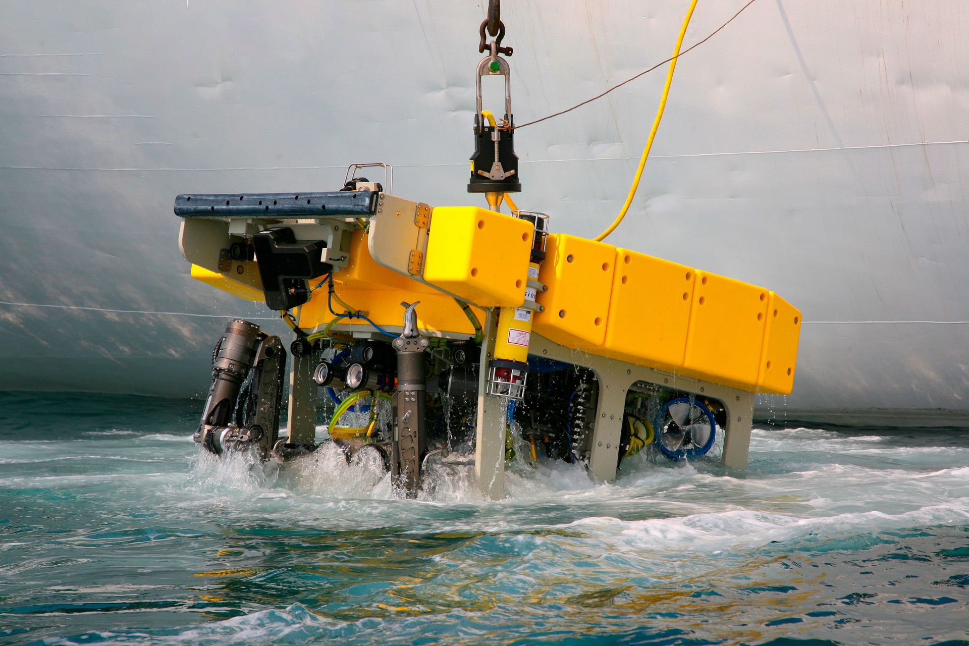 Remotely operated underwater vehicle (ROV)